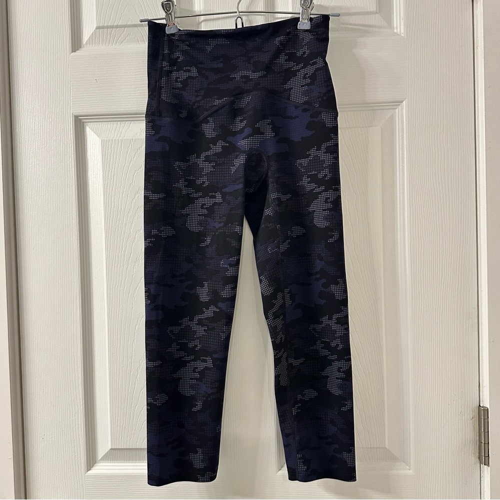 SPANX Woman’s Navy Blue Black Camouflage Leggings Capris size Small Petite